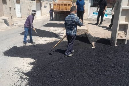 عملیات لکه گیری آسفالت و ترمیم معابر مناطق مختلف سطح شهر مسجدسلیمان در حال انجام است